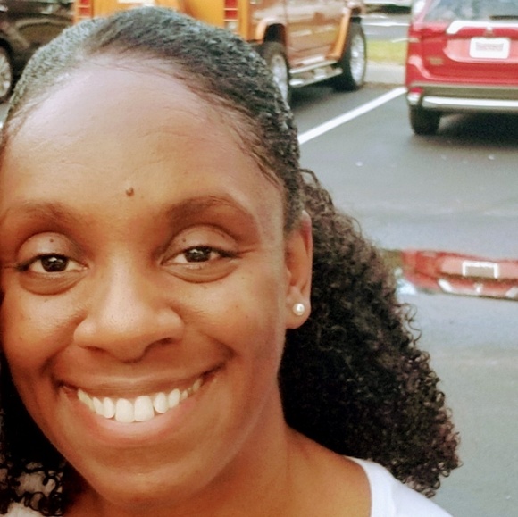 Profile Picture of Nicole Zarnick (@dnzarnick) on Poshmark