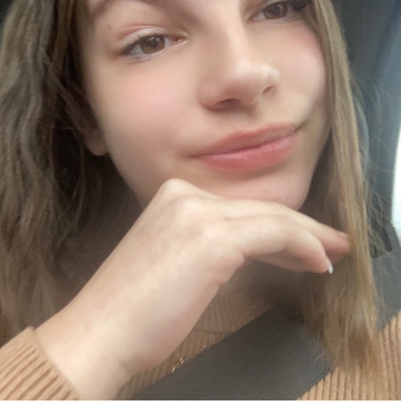 Profile Picture of Emily Bedenbaugh (@emilypoobear18) on Poshmark