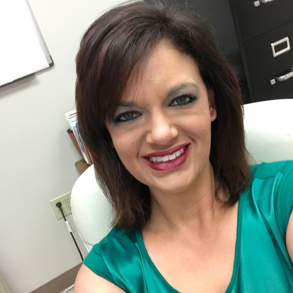 Profile Picture of Crystie Hicks (@glittercc) on Poshmark