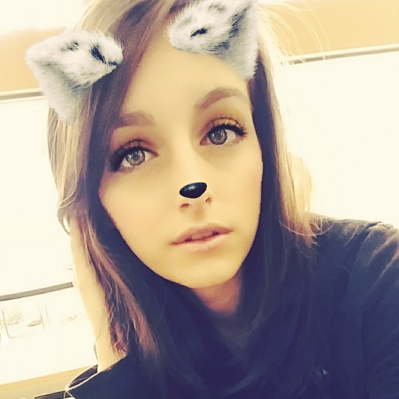 Profile Picture of Samantha Jorden (@bamsruno) on Poshmark