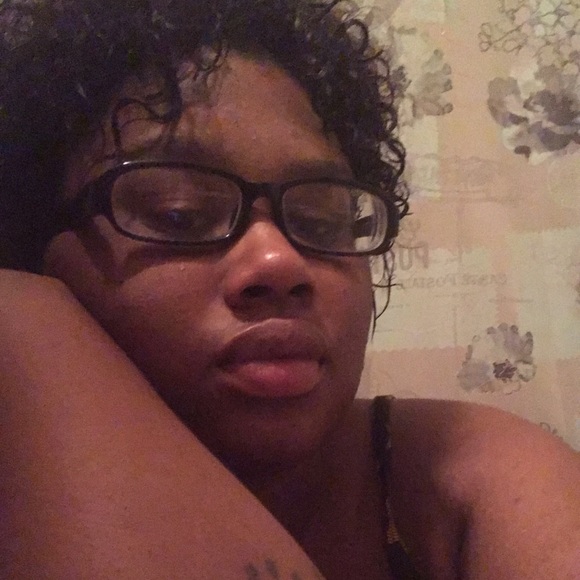Profile Picture of Samona Straight (@samonastraight) on Poshmark