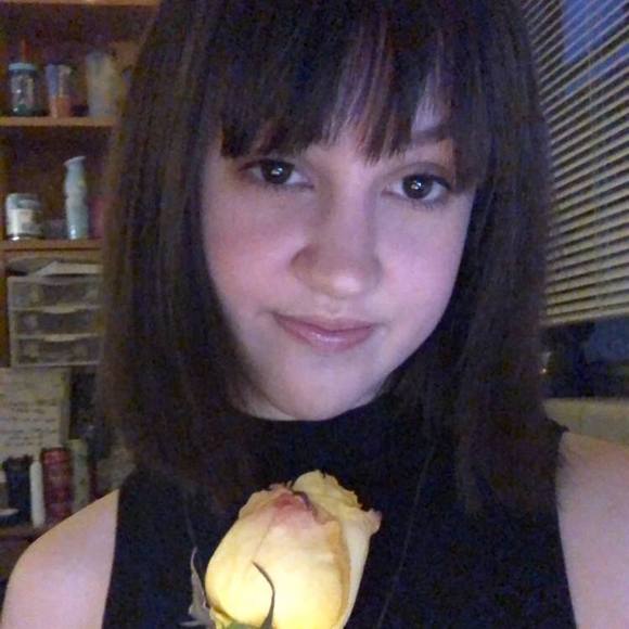 Profile Picture of Emma Hahn (@emmhah) on Poshmark