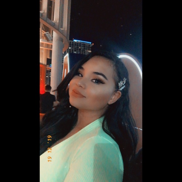 Profile Picture of Rebeca Alvarez (@beccaalvz) on Poshmark