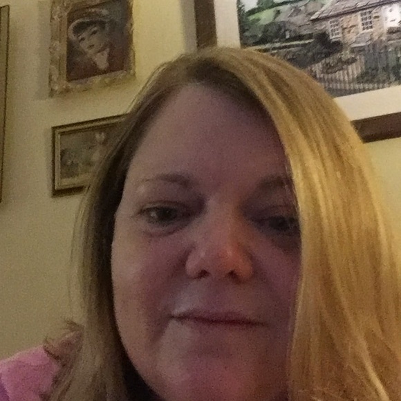 Profile Picture of Shawna Boland (@shawnaboland) on Poshmark