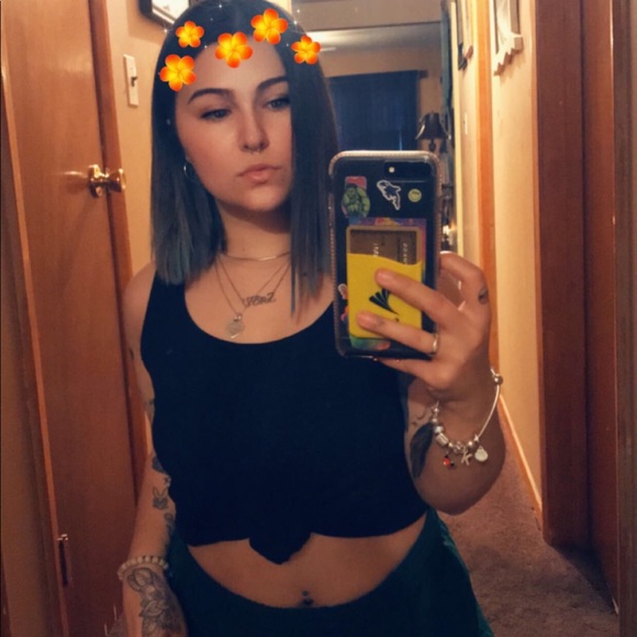 Profile Picture of Shayna Sinski (@shaynaaaaaa10) on Poshmark