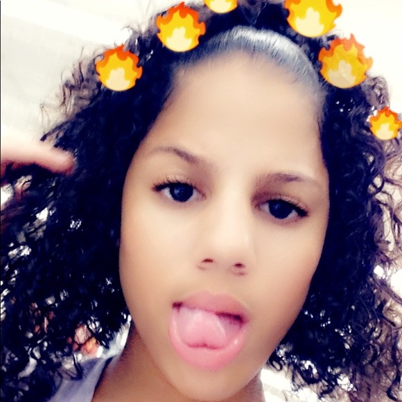 Profile Picture of Emily Alvarez (@curlyheademylee) on Poshmark