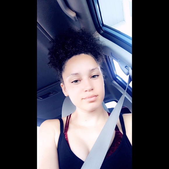 Profile Picture of Zoe Scott (@zoescott44) on Poshmark