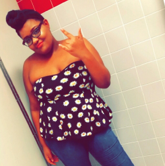 Profile Picture of Rodnisha Lillie (@rodnishalillie) on Poshmark