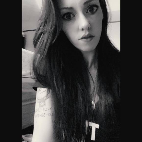 Profile Picture of Amanda Bame (@amabam88) on Poshmark