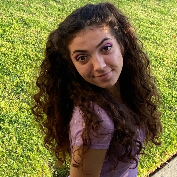 Profile Picture of Lauren Walbeck (@lauren_walbeck) on Poshmark