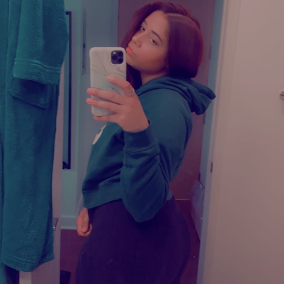 Profile Picture of Kearah Deroy (@kearahd) on Poshmark