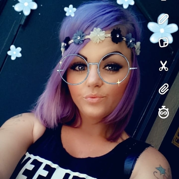 Profile Picture of Samantha Goode (@samanthagoode56) on Poshmark