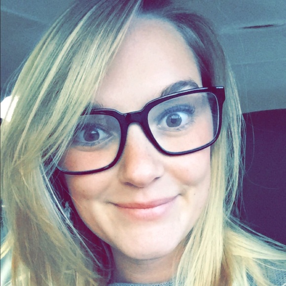 Profile Picture of Chela Hutchinson (@chelahutchinson) on Poshmark