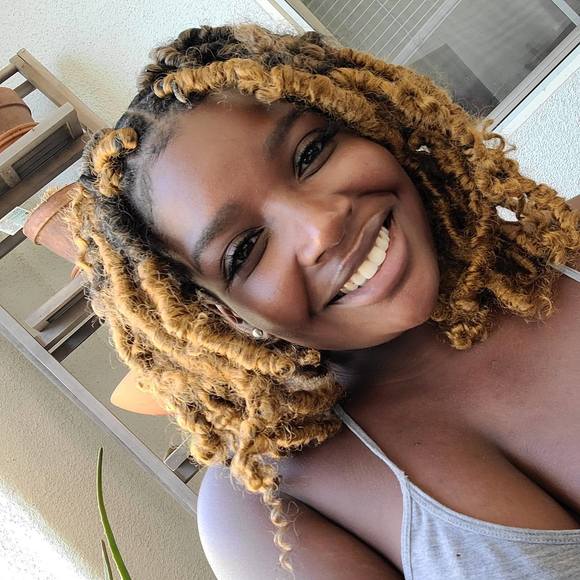 Profile Picture of Amber Singleton (@amberrjs) on Poshmark