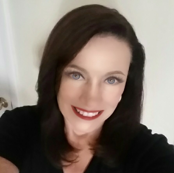 Profile Picture of Lois Decosta (@lois131) on Poshmark