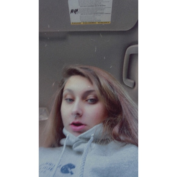 Profile Picture of Hannah Grindle (@hannahgrindl934) on Poshmark