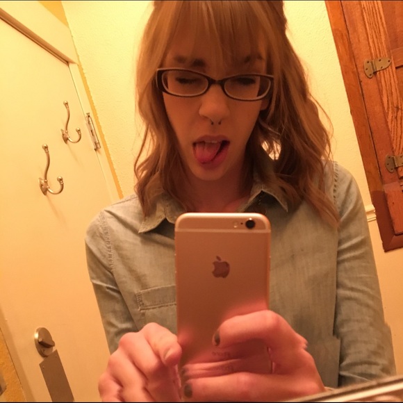 Profile Picture of Megan Kosmides (@newnewnewnew) on Poshmark