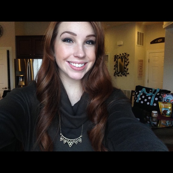 Profile Picture of Amanda Kovar (@kovrawrr) on Poshmark