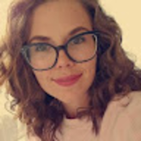 Profile Picture of Danielle Lauzon (@daniellesheryl) on Poshmark