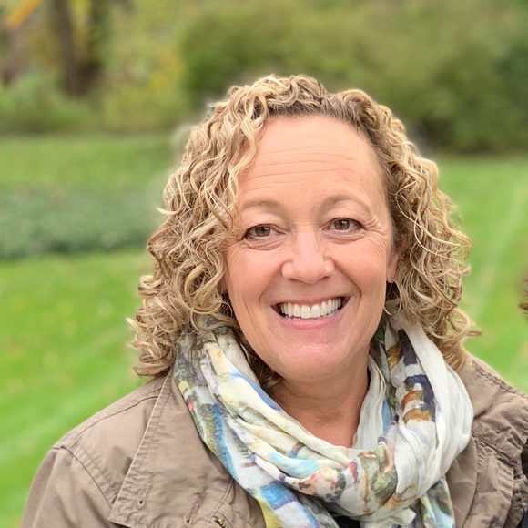 Profile Picture of Karen Zetoff (@karenzetoff) on Poshmark