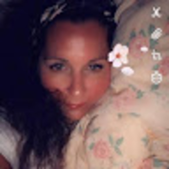 Profile Picture of Amy Crum (@amycrum75) on Poshmark