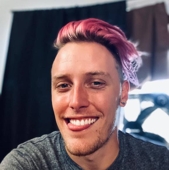 Profile Picture of Matthew Arvanitis (@mattsmiles) on Poshmark