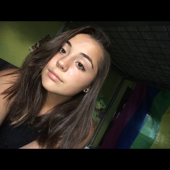 Profile Picture of Chloe Dichello (@chloejuul) on Poshmark