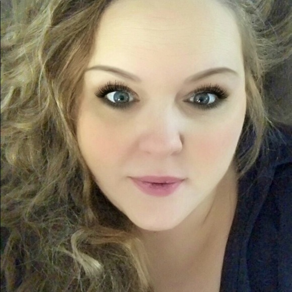 Profile Picture of Amanda Cornell (@amanda_cornell) on Poshmark