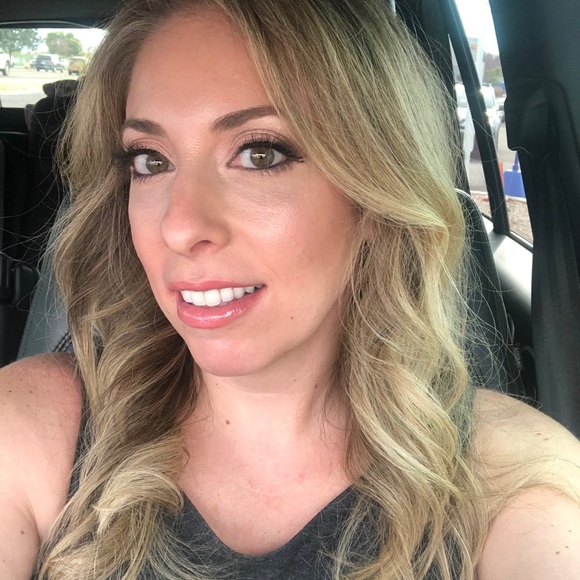 Profile Picture of Nicole Fallacaro (@nikix0x027) on Poshmark