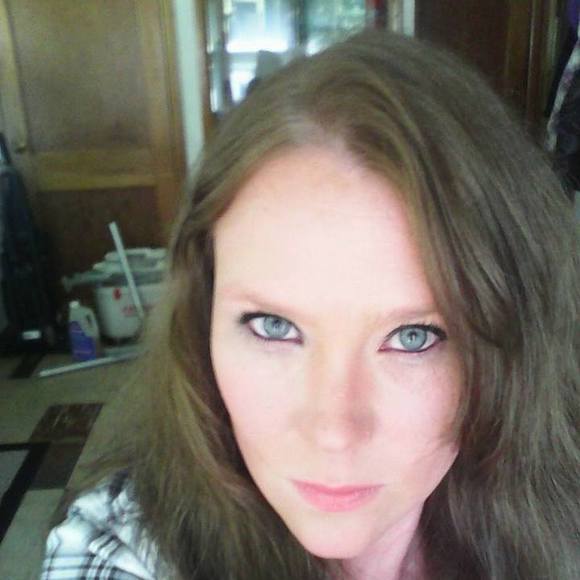 Profile Picture of Jennifer Isbell (@jenisbell) on Poshmark