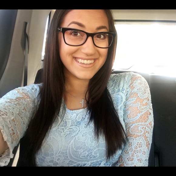 Profile Picture of Danielle Pavlides (@d_pavl002) on Poshmark