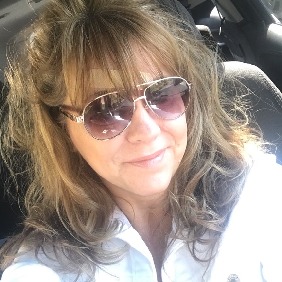 Profile Picture of Lisa Shanholtz (@lkshanholtz) on Poshmark