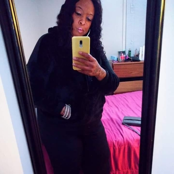 Profile Picture of Cassandra Horn (@cassandrahorn3) on Poshmark