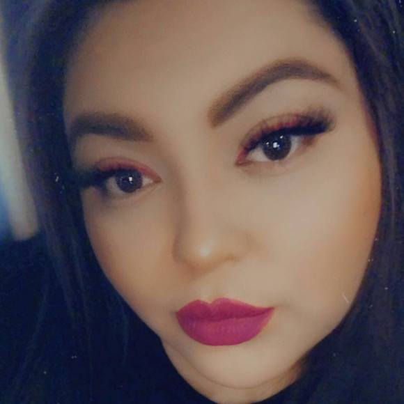 Profile Picture of Lee Lara (@lee_lara) on Poshmark