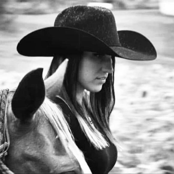 Profile Picture of Lacey Hanson (@laceyhanson) on Poshmark