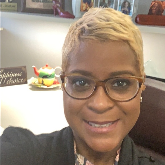 Profile Picture of Fenitra Gibson (@feefaulk) on Poshmark