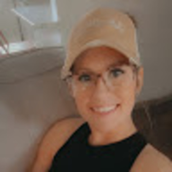 Bethany Dequeant - Poshmark Profile Picture of Bethany Dequeant (@bdequeant) on Poshmark