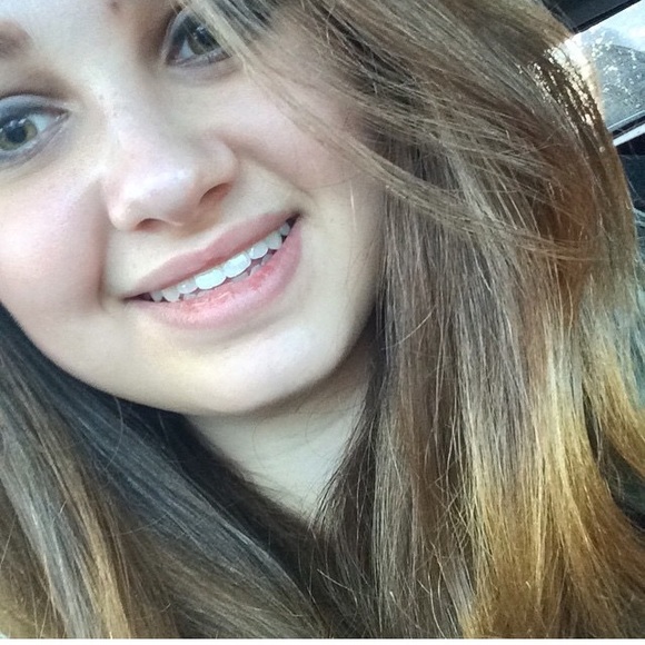 Profile Picture of Lauren Cheney (@laurenrazete) on Poshmark