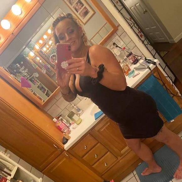 Profile Picture of Leshawna Thompson (@leshawnataylor) on Poshmark
