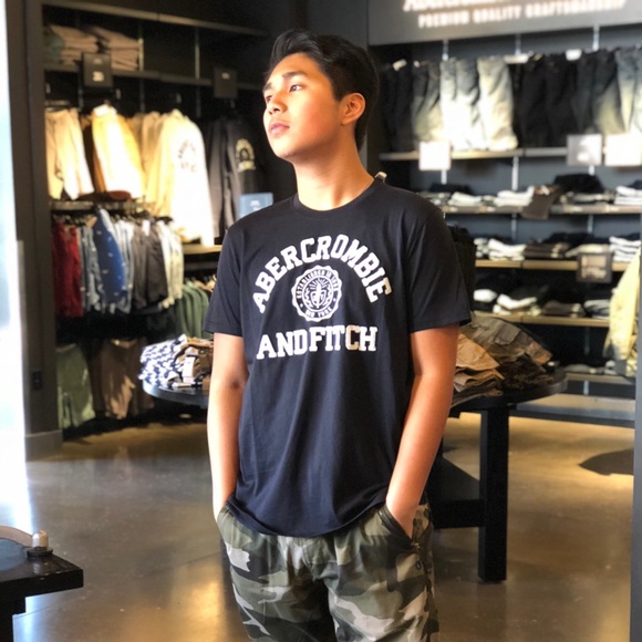 Profile Picture of Aaron Castro (@uhcastro) on Poshmark