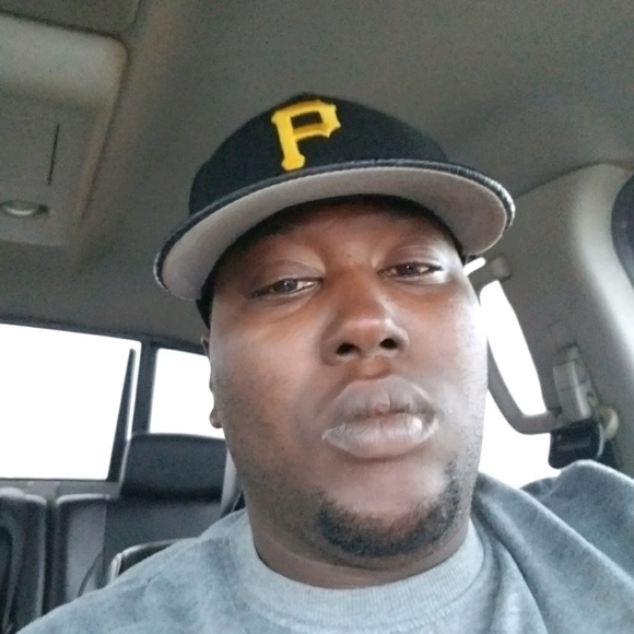 Profile Picture of Oliver Freeman (@ojfrer) on Poshmark