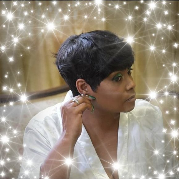 Profile Picture of Regina Hooks (@gia15) on Poshmark