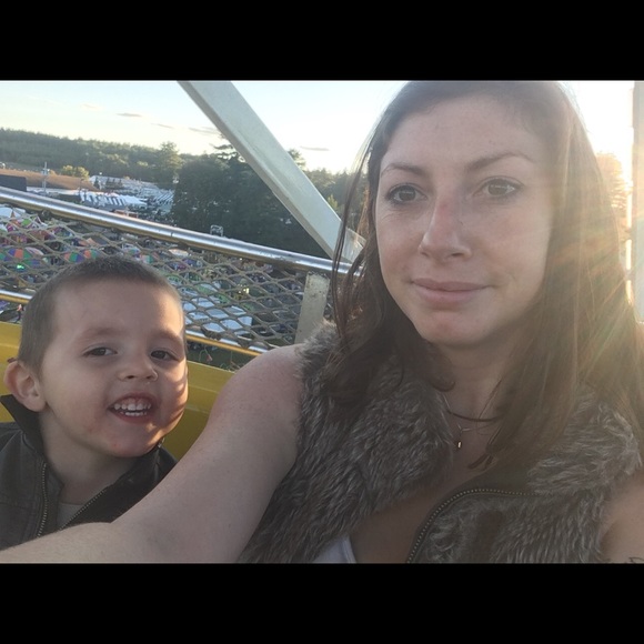 Profile Picture of Kylie Hodsdon (@kylienwilliams) on Poshmark