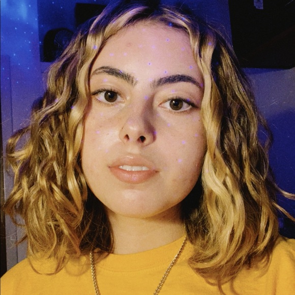 Profile Picture of Lauren Delligatti (@26luludell) on Poshmark