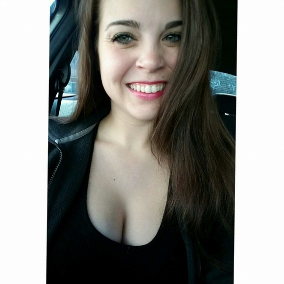 Profile Picture of Skylar Bishop (@skylarjillian) on Poshmark