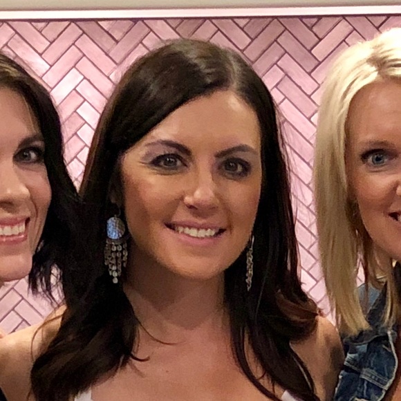 Profile Picture of Amy Hull (@hilla12) on Poshmark