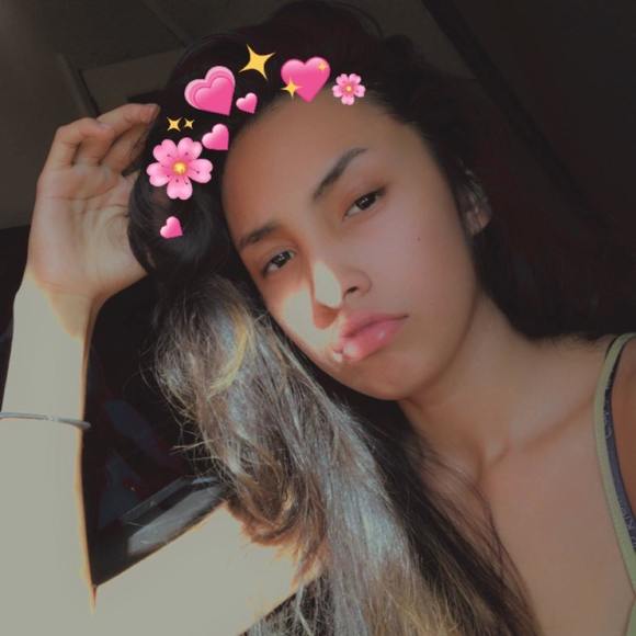 Profile Picture of Alexa Blandon (@alexa0416) on Poshmark