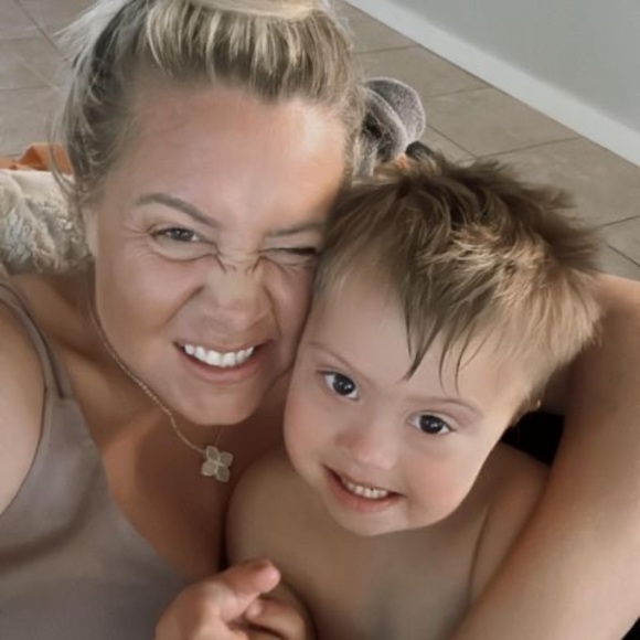 Profile Picture of Jeannine Shoeman (@jeannineshoeman) on Poshmark