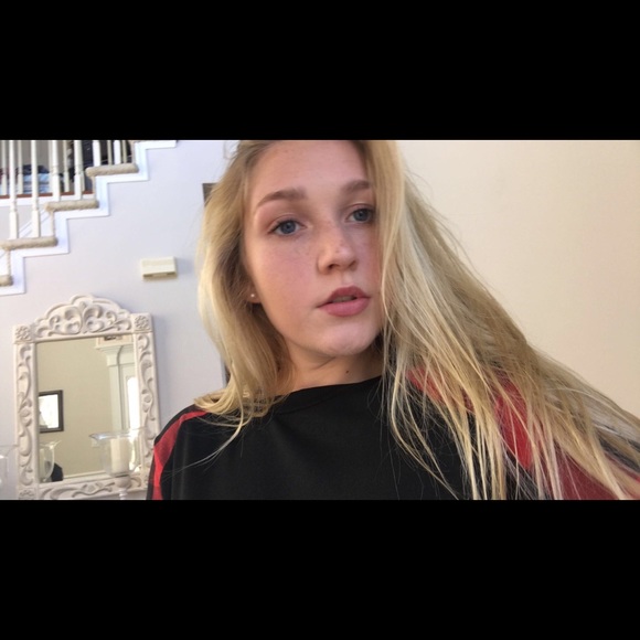 Skyler Badessa - Poshmark Profile Picture of Skyler Badessa (@skylerbadessa) on Poshmark
