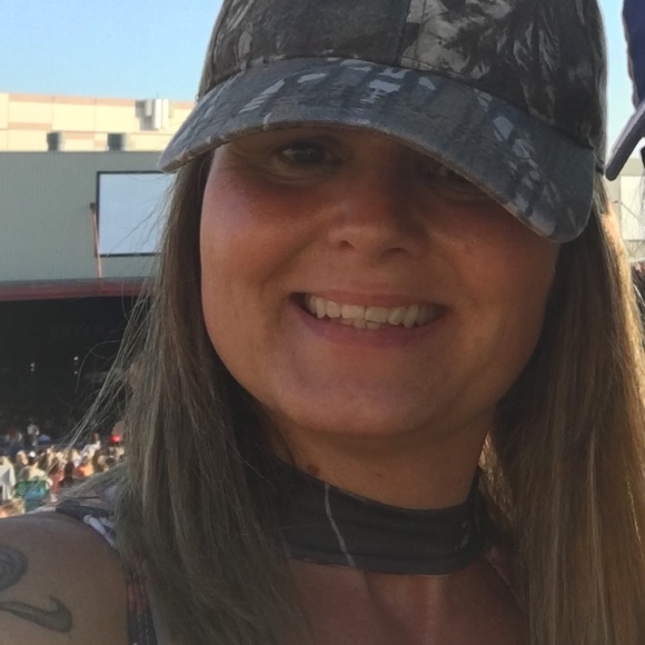 Profile Picture of Sharla Curtis (@sharlacurtis) on Poshmark